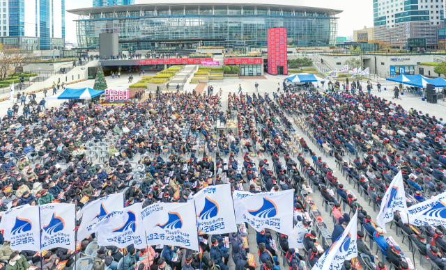 5일 부산 동구 부산역 광장에서 철도노조 부산지방본부 조합원 2000여 명이 총파업 출정식을 열고 구호를 외치고 있다. 김종진 기자 kjj1761@