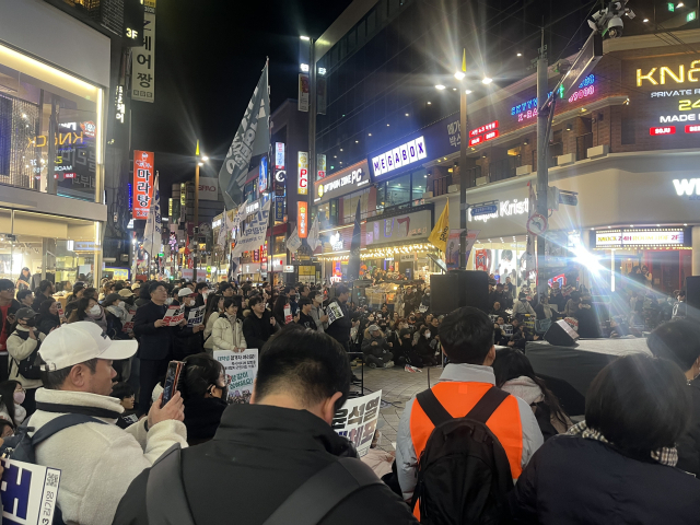 6일 오후 7시께 부산 부산진구 서면 쥬디스태화백화점 근처 하트 조형물 앞에서 ‘군사반란 계엄 폭거 내란범죄자 윤석열 즉각 퇴진 부산시민대회’가 열렸다. 양보원 기자