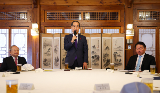 한덕수 대통령 권한대행이 23일 서울 삼청동 국무총리 공관에서 열린 경제단체 오찬 간담회에서 발언하고 있다. 연합뉴스