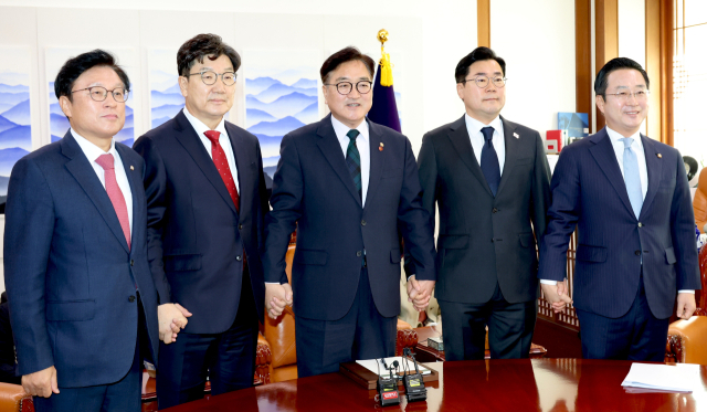 한덕수 대통령 권한대행 겸 국무총리와 우원식(가운데) 국회의장, 여야 지도부가 참여하는 ‘여야정 국정협의체’가 오는 26일 공식 출범한다. 우 의장과 국민의힘 권성동(왼쪽 두 번째) 대표 권한대행 겸 원내대표, 더불어민주당 박찬대(왼쪽 네 번째) 원내대표는 23일 국회에서 회동을 가진 뒤 이같이 결정했다. ▶관련 기사 6면 연합뉴스