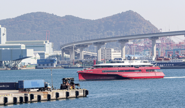 부산과 일본 후쿠오카를 오가는 ‘퀸비틀호’가 운영사의 사업 철수 결정으로 운항을 중단한다. 2022년 부산 동구 부산항국제여객터미널에 퀸비틀호가 입항하는 모습. 김종진 기자 kjj1761@