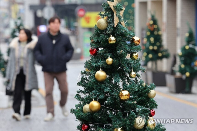 성탄절을 닷새 앞둔 20일 광주 남구 양림동에서 시민들이 크리스마스트리가 설치된 거리를 걷고 있다. 연합뉴스