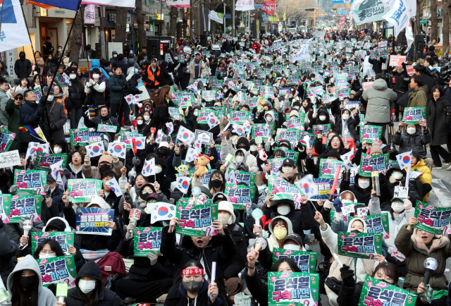 지난 21일 부산 서면에서 윤석열 대통령 즉각 퇴진과 내란죄 수사를 촉구하는 집회가 열렸다. 정종회 기자 jjh@