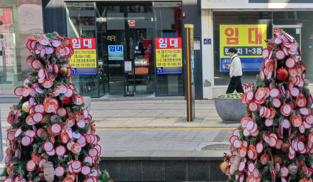 고환율과 탄핵 정국 여파로 지역 중소기업들과 자영업자들의 아우성이 커지는 등 부산 경제가 벼랑 끝에 내몰리고 있다. 25일 '2024 광복로 겨울빛 트리축제'가 열리고 있는 중구 광복로 상가에 임대 안내문이 줄지어 붙어 있다. 김종진 기자 kjj1761@