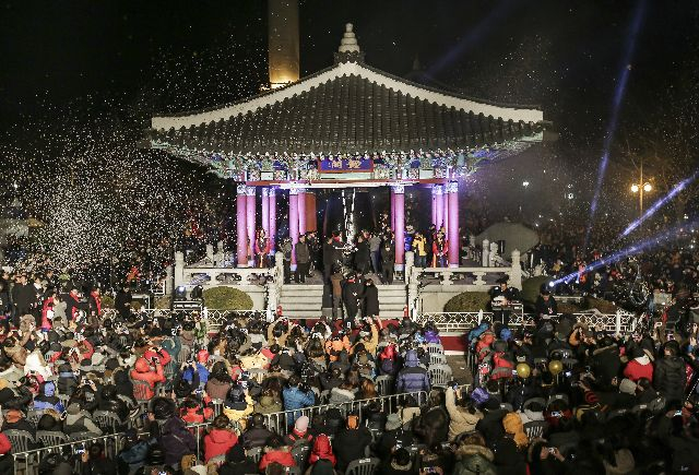 부산 용두산공원 타종식. 부산일보DB