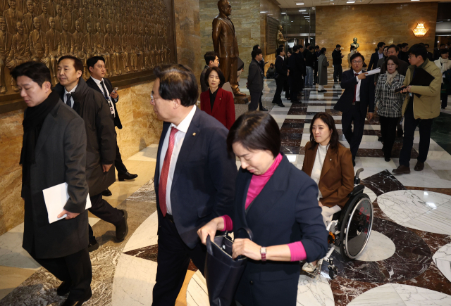 국회 본회의에서 열린 마은혁, 정계선, 조한창 헌법재판소 재판관 선출안 표결에 불참한 국민의힘 의원들이 26일 선출안 통과 직후 본회의장으로 입장하고 있다. 연합뉴스