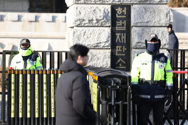 윤석열 대통령 탄핵심판 첫 변론준비기일을 하루 앞둔 26일 서울 종로구 헌법재판소에 경찰이 경계를 서고 있다. 연합뉴스