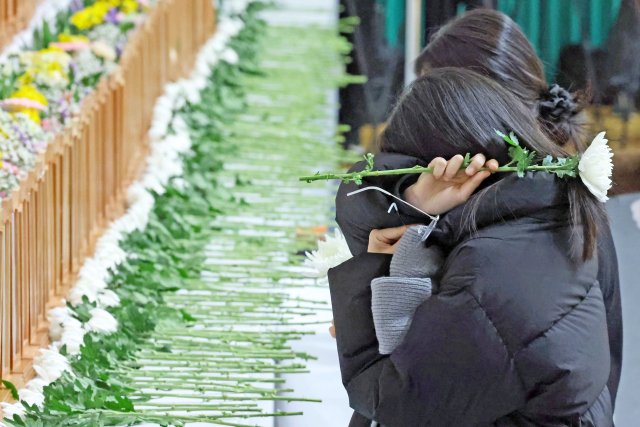 30일 전남 무안군 무안종합스포츠파크에 마련된 제주항공 여객기 사고 합동 분향소에서 조문객이 눈물을 흘리고 있다. 연합뉴스