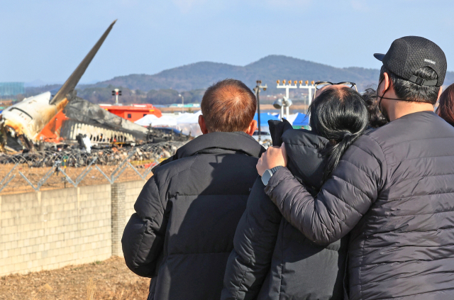 30일 오후 전남 무안군 무안국제공항 제주항공 여객기 참사 현장에서 유가족들이 사고 여객기 잔해를 바라보며 오열하고 있다. 연합뉴스