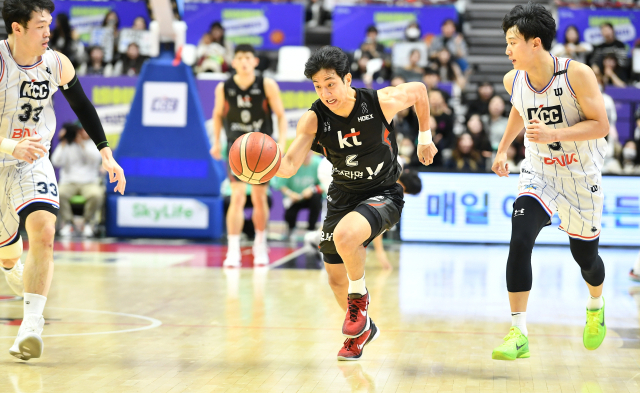 부산 KCC 허웅(오른쪽)과 수원 kt 허훈이 1일 수원에서 열린 2024-2025 KCC 프로농구 정규리그 경기에서 맞대결을 펼치고 있다. KBL 제공