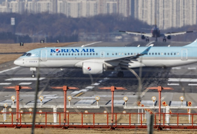 김포국제공항 활주로 남단 끝에 항공기의 착륙을 돕는 방위각 시설(로컬라이저)이 지면에 설치돼 있다. 연합뉴스