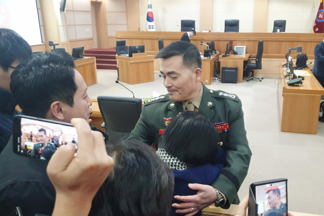 해병대 채 모 상병 순직 사건과 관련해 항명과 상관명예훼손 혐의로 기소된 박정훈 전 해병대 수사단장(대령)이 1월 9일 오전 서울 용산구 국방부 군사법원에서 열린 1심 선고 공판에서 무죄를 선고 받은 뒤 어머니와 포옹하며 기쁨을 나누고 있다. 연합뉴스