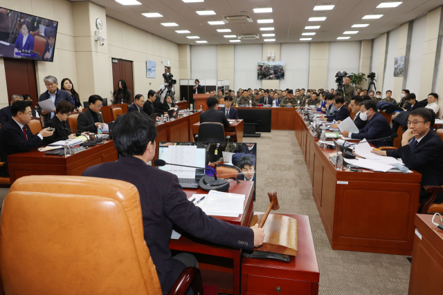 14일 오후 서울 여의도 국회에서 열린 '윤석열 정부의 비상계엄 선포를 통한 내란 혐의 진상규명 국정조사 특별위원회의'에서 안규백 위원장이 의사봉을 두드리고 있다. 연합뉴스