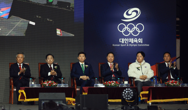 14일 오후 서울 송파구 올림픽공원 올림픽홀에서 열린 제42대 대한체육회장선거에서 후보자들이 자리하고 있다. 왼쪽부터 기호 1번 이기흥 후보자, 기호 2번 김용주 후보자, 기호 3번 유승민 후보자, 기호 4번 강태선 후보자, 기호 5번 오주영 후보자, 기호 6번 강신욱 후보자. 연합뉴스