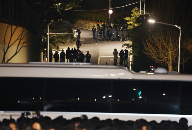 고위공직자범죄수사처(공수처)와 경찰이 윤석열 대통령에 대한 2차 체포영장 집행에 나선 15일 용산구 한남동 대통령 관저에서 경호 관계자들이 대기를 하고 있다. 연합뉴스