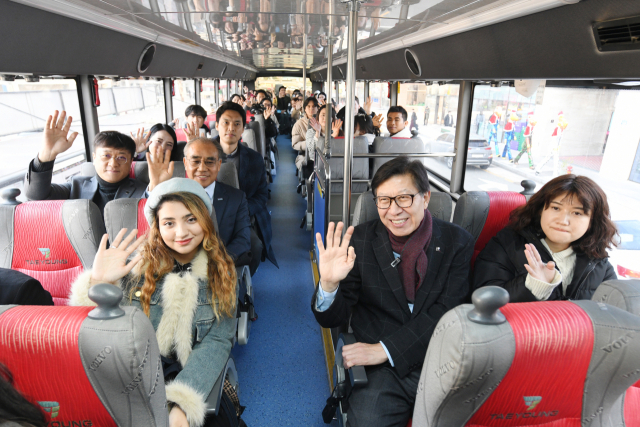 21일 부산시와 부산관광공사가 지역 내 외국인 유학생 50여명을 대상으로 마련한 ‘부산시티투어 설맞이 특별 프로그램’에 참가한 학생들이 손을 흔들고 있다. 이번 행사는 설 연휴 기간 외국인 유학생들에게 부산의 대표 관광 콘텐츠인 ‘부산시티투어’ 체험을 통해 주요 관광지를 소개하고 고국에 대한 그리움과 외로움을 달래주기 위해 마련됐다. 이재찬 기자 chan@