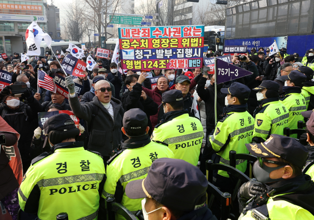 윤석열 대통령의 탄핵심판 3차 변론이 열리는 21일 서울 종로구 헌법재판소 인근에서 경찰들이 윤 대통령 지지자 집회를 통제하고 있다. 연합뉴스