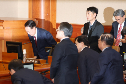 윤석열 대통령이 23일 서울 종로구 헌법재판소에서 열린 탄핵심판 4차 변론에 출석해 자리에 앉고 있다. 연합뉴스