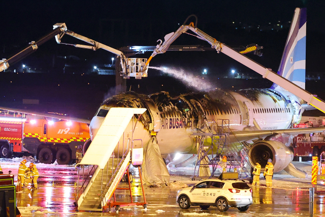 28일 오후 김해공항 계류장에서 승객과 승무원 176명을 태우고 이륙을 준비하던 홍콩행 에어부산 항공기 BX391편 꼬리 쪽 내부에서 불이 나 소방대원들이 진화 작업을 하고 있다. 승객과 승무원 176명은 슬라이드를 이용해 모두 비상 탈출해 큰 인명피해는 발생하지 않았다. 연합뉴스