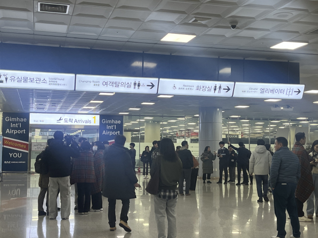 29일 김해공항 게이트를 빠져나온 승객들이 가족을 찾고 있다. 양보원 기자