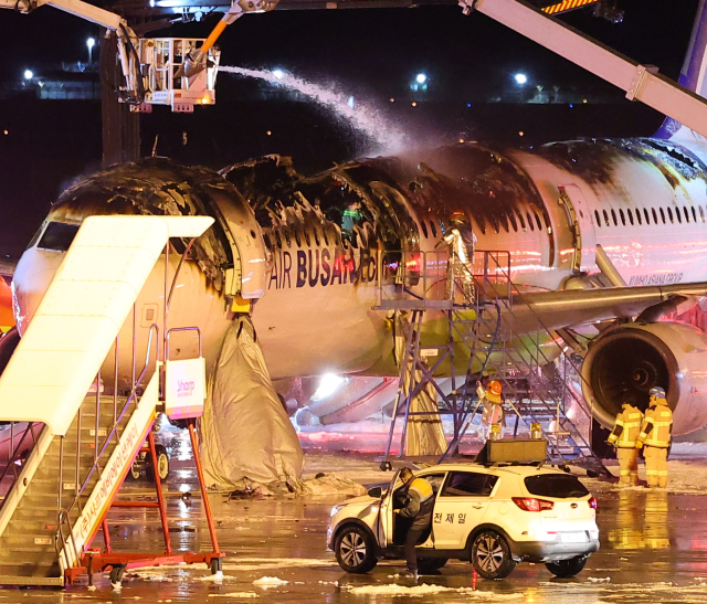 28일 오후 김해공항 계류장에서 승객 170명과 승무원 6명을 태우고 이륙을 준비하던 홍콩행 에어부산 항공기 BX391편 내부에서 불이 나 소방대원들이 진화 작업을 하고 있다. 화재는 1시간 16분 만에 완전히 진압됐고 승객 170명(탑승 정비사 1명 포함), 승무원 6명 등 모두 176명은 비상 슬라이드로 모두 탈출했다. 연합뉴스