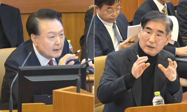 윤석열 대통령이 2025년 1월 23일 서울 종로구 헌법재판소에서 열린 본인의 탄핵심판 4차변론에서 증인으로 출석한 김용현 전 국방부 장관에게 직접 증인신문을 하자(사진 왼쪽), 김 전 장관이 답변하고 있다. 연합뉴스