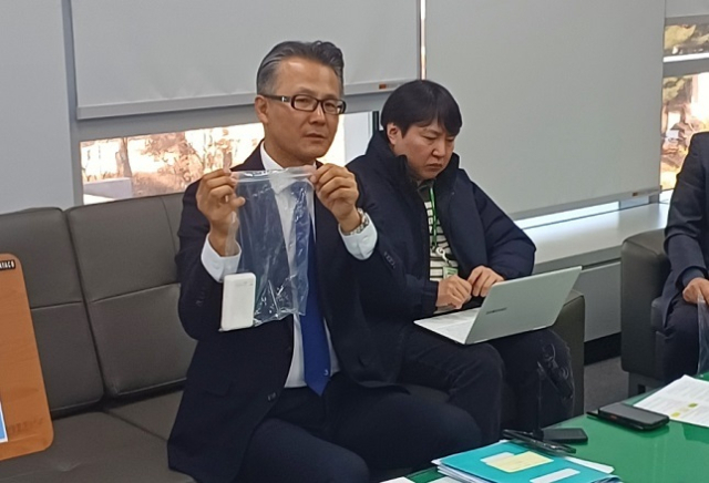 국토교통부 유경수 항공안전정책관이 보조배터리는 기내에서 승객이 직접 소지하면서 비닐백에 보관해줄 것으로 당부했다. 국토부 제공
