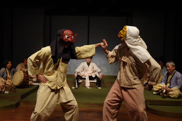 '어느 골짜기에 관한 논쟁' 무대 장면. 극단 새벽 제공