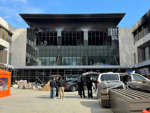 부산 기장군‘반얀트리 해운대 부산 호텔 앤 리조트’ 신축 공사장 화재 발생 이틀 뒤인 지난 16일 현장 모습. 화재 현장인 B동 건물은 깨진 창문 사이로 시커멓게 그을린 내부를 고스란히 드러냈다. 부산일보DB