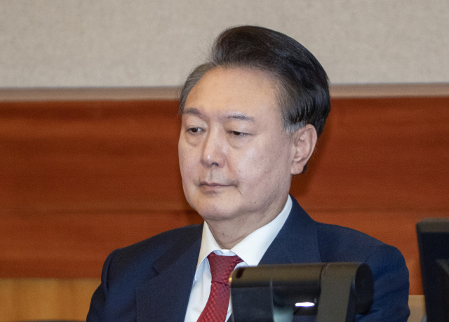 2025년 2월 20일 당시 재임 중이던 윤석열 전 대통령이 서울 종로구 헌법재판소 대심판정에서 열린 윤석열 대통령의 탄핵 심판 10차 변론에 생각에 잠겨 있다. 연합뉴스