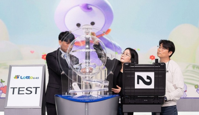 지난해 11월 23일 서울 마포구 상암 MBC에서 열린 대국민 로또 6/45 추첨 생방송 '2024 로터리데이' 참가자가 로또 복권 추첨 검수 작업을 하고 있다. 동행복권 제공. 연합뉴스