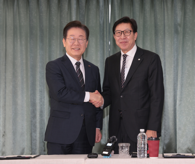 지난 3월 6일 당시 더불어민주당 이재명 대표가 부산 강서구 부산신항홍보관을 찾아 박형준 부산시장과 악수하고 있다. 정대현 기자jhyun@