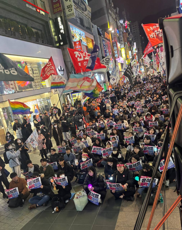 지난 7일 오후 7시 30분 부산 부산진구 서면 쥬디스태화 앞에서 시민들이 법원의 윤 대통령 구속 취소 결정을 규탄하는 집회를 벌였다. 윤석열 즉각퇴진 사회대개혁 부산비상행동 제공