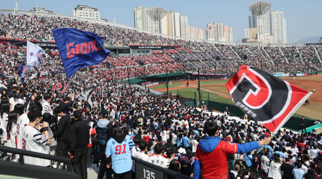 9일 부산 사직야구장을 찾은 많은 관중이 롯데 자이언츠와 KIA 타이거즈의 2025프로야구 시범경기에서 열띤 응원을 하고 있다. 이재찬 기자 chan@