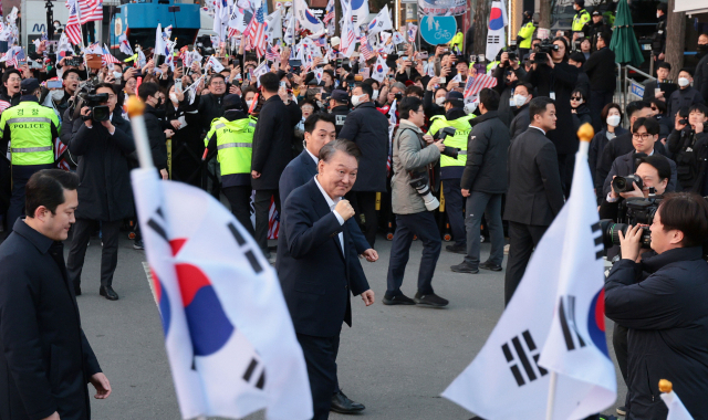 서울구치소에서 석방된 윤석열 대통령이 8일 서울 한남동 관저 앞에 도착, 차량에서 내려 지지자들을 향해 인사하며 관저로 향하고 있다. 연합뉴스