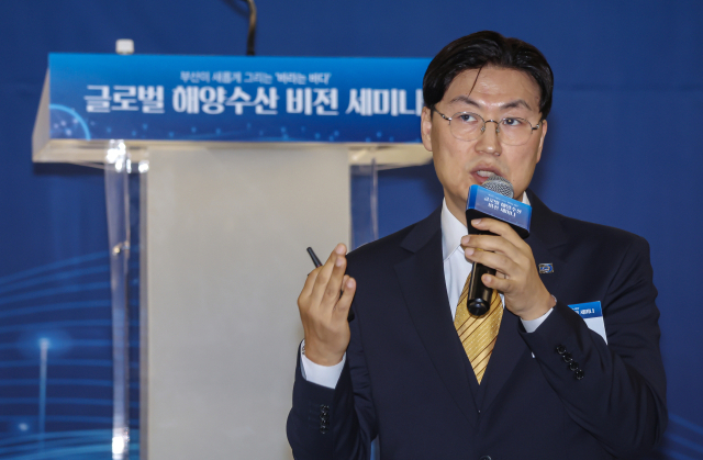 10일 오후 부산 상공회의소 상의홀에서 최상희 한국해양수산개발원(KMI) 원장직무대행이 5개 해양 분야에 대한 올해 전망을 설명하고 있다. 김종진 기자