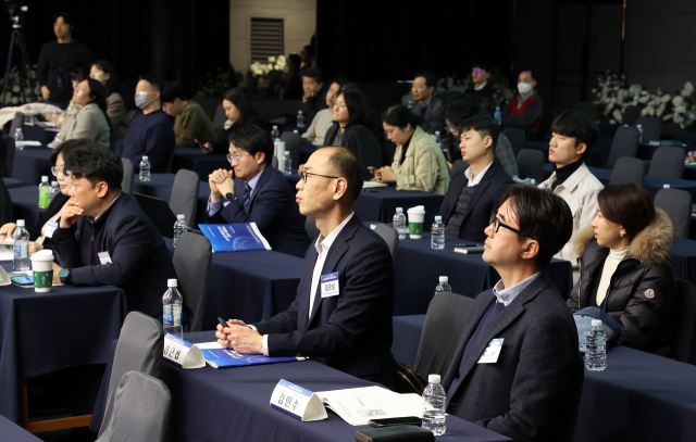 10일 오후 부산상공회의소에서 열린 ‘글로벌 해양수산 비전 세미나’에서 참석자들이 발표를 지켜보고 있다. 이날 세미나에서 각 분야 전문가들은 부산을 글로벌 해양도시로 성장시키기 위한 비전과 구체적인 방향을 논의했다. 김종진 기자 kjj1761@