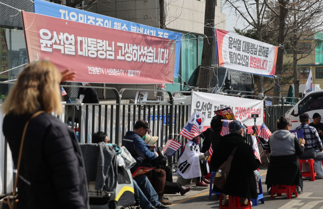 11일 서울 용산구 한남동 대통령 관저 인근에서 윤석열 대통령 지지자들이 탄핵 반대 집회를 하고 있다. 연합뉴스