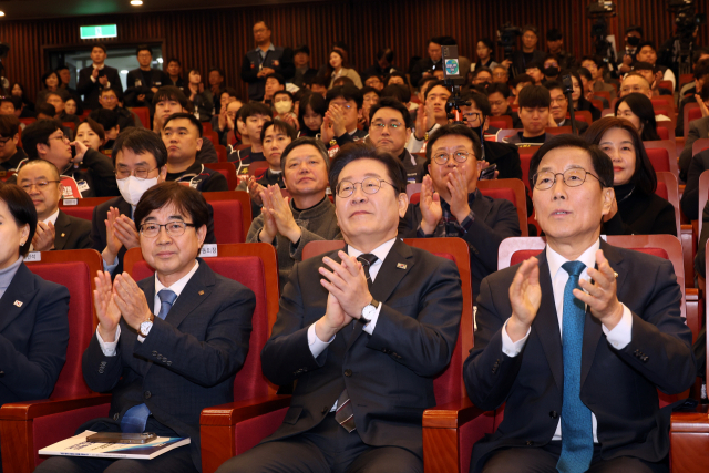 12일 서울 여의도 국회 사랑재에서 열린 국민의힘 청년 정책 간담회 ‘청년의 부담, 국민의힘이 덜어드리겠습니다’에서 국민의힘 권성동 원내대표가 발언하고 있다(위쪽). 같은날 국회도서관에서 열린 ‘2025 더불어민주당 민생연석회의 20대 민생의제 발표회’에 더불어민주당 이재명 대표가 참석해 있다. 연합뉴스