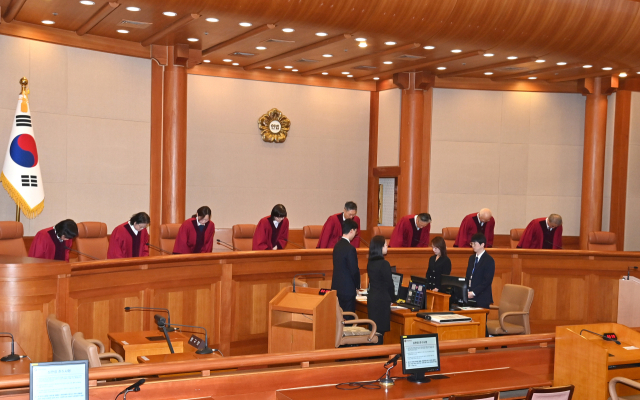 이창수 중앙지검장 등 검사 3인 및 최재해 감사원장에 대한 탄핵심판 선고가 열린 13일 서울 종로구 헌법재판소 심판정에서 재판관들이 인사하고 있다. 왼쪽부터 정계선, 김복형, 정정미, 이미선, 문형배, 김형두, 정형식, 조한창 헌재 재판관. 연합뉴스