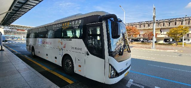 지난해 4월 부산 강서구 김해공항에 정차 중인 공항리무진버스. (주)태영공항리무진 제공