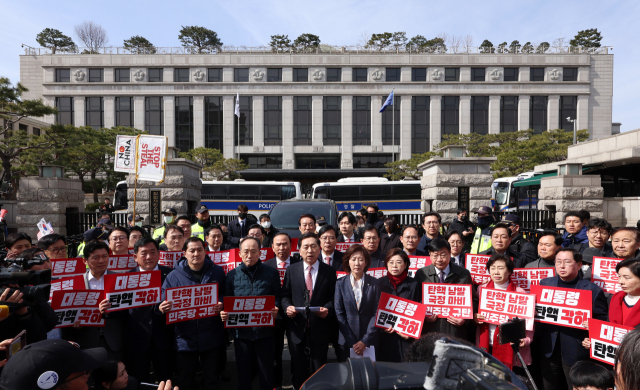 국민의힘 김기현(울산 남을), 박성민(중), 정점식(경남 고성통영), 박성훈(부산 북을), 곽규택(서동) 등 부산·울산·경남(PK) 의원들이 지난 13일 서울 종로구 헌법재판소 앞에서 감사원장 및 검사 탄핵심판 선고 관련 입장을 밝히고 있다. 연합뉴스