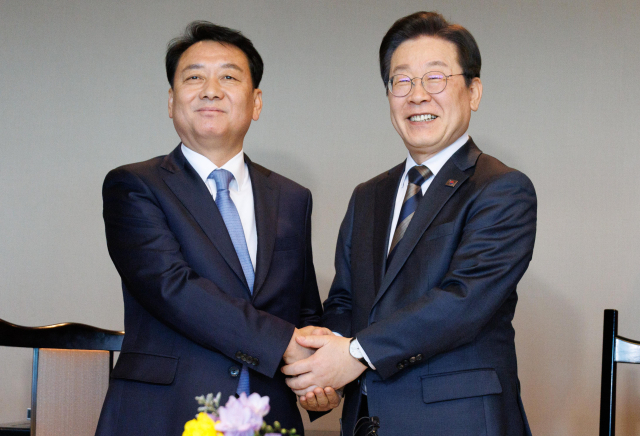 더불어민주당 이재명 대표가 13일 서울 여의도의 한 식당에서 이광재 전 국회 사무총장(왼쪽)과 회동하고 있다. 연합뉴스