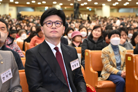 TK 방문·책 출간… 탄핵심판 임박에 몸 푸는 여 잠룡들