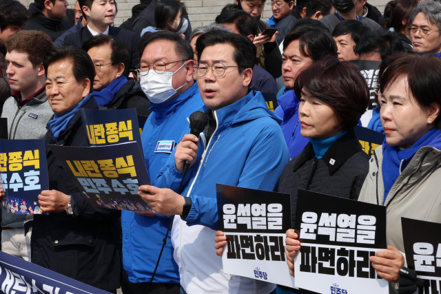 헌법재판소의 윤석열 대통령 탄핵심판 선고가 임박한 가운데 16일 서울 종로구 헌법재판소 앞에서 국민의힘 의원들이 탄핵 각하를 촉구하며 릴레이 시위를 이어가고 있다(위). 같은 날 ‘윤석열 대통령 파면 촉구’ 도보 행진에 참가한 더불어민주당 박찬대 원내대표가 서울 여의도 국회에서 광화문 농성장을 향해 출발하기에 앞서 발언하고 있다. 연합뉴스