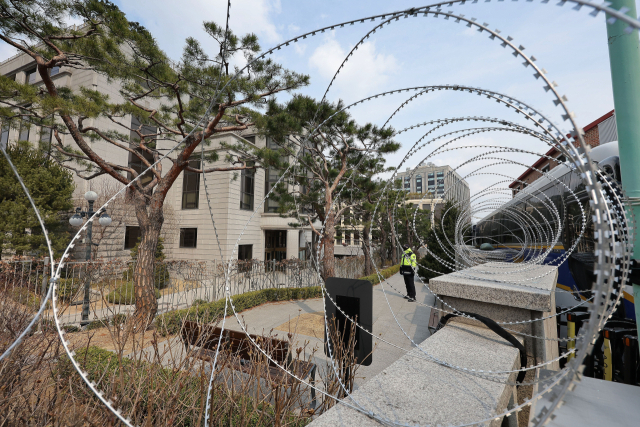 헌법재판소의 윤석열 대통령 탄핵심판 선고가 임박한 가운데 16일 서울 종로구 헌법재판소 울타리에 철조망이 설치되어 있다. 연합뉴스