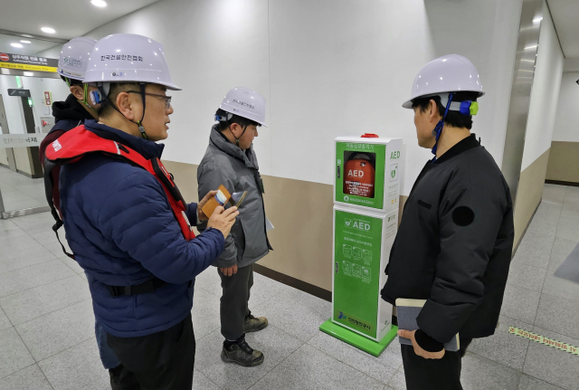 인천항만공사(IPA)가 민간전문가와 합동으로 인천항국제여객터미널 및 부두시설을 점검하고 있다. IPA 제공