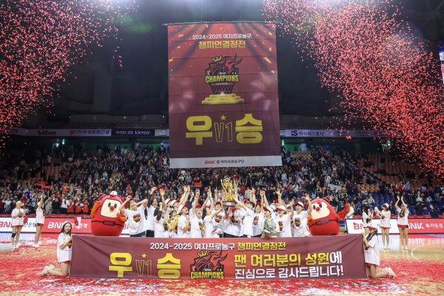 20일 부산 사직체육관에서 열린 하나은행 2024-2025 여자프로농구 챔피언결정 3차전에서 승리해 우승을 차지한 부산 BNK 썸 선수단이 세리머니를 하고 있다. 김종진 기자 kjj1761@