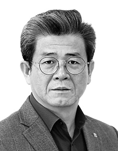 [강병균 칼럼] 위험하고 위태롭고 불안한 나라