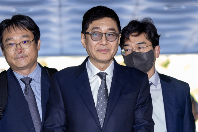 특정경제범죄 가중처벌법상 횡령·배임 혐의를 받는 태광그룹 이호진 전 회장이 16일 오전 서초구 서울중앙지법에서 열리는 구속 전 피의자 심문(영장심사)을 받기 위해 법정으로 들어서고 있다. 2024.5.16. 연합뉴스